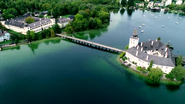 Вид с воздуха на озеро Гмунден-Шлосс в Австрии — стоковое видео