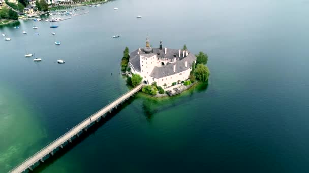 Letecký pohled na jezero Gmunden Schloss v Rakousku — Stock video