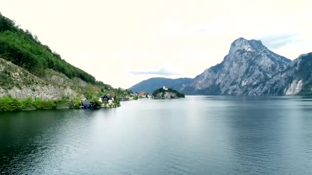 Vista aérea del lago austriaco con bellísimo paisaje de montaña — Vídeo de stock