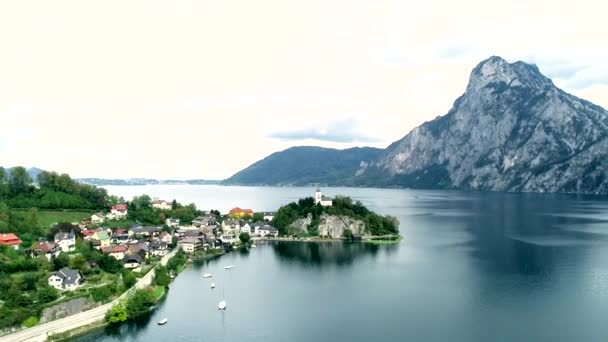 Vista aérea del lago austriaco con bellísimo paisaje de montaña — Vídeos de Stock