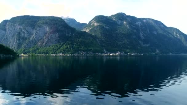 Vista aérea del lago austriaco con bellísimo paisaje de montaña — Vídeos de Stock