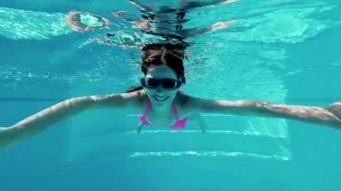 Sualtı yüzme havuzu içinde gülümseyen kız