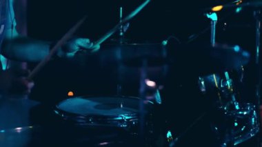 konser oynamaya davulcu