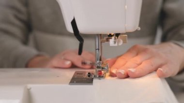 Dikiş makinesinde çalışıyor, hareket halinde.