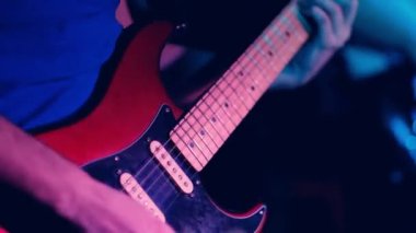 Gitarist Guiter 'de çalıyor.