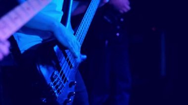 Gitarist Guiter 'de çalıyor.