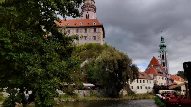 Paisaje urbano de Krumlov con nubes oscuras — Vídeos de Stock