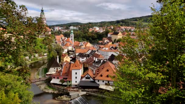 Stadtbild von Krumlov mit dunklen Wolken — Stockvideo