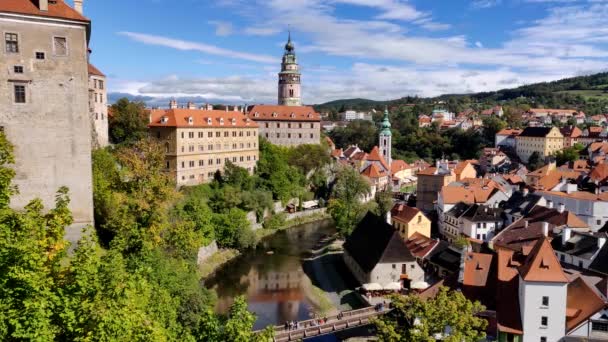 Stadtbild von Krumlov mit dunklen Wolken — Stockvideo