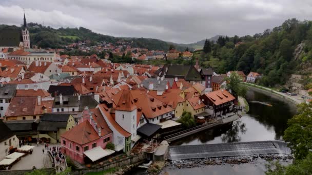 Stadtbild von Krumlov mit dunklen Wolken — Stockvideo