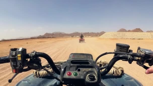 Quadriciclo passeios pelo deserto — Vídeo de Stock