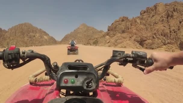 Quad kerékpár lovagol a sivatagban — Stock videók