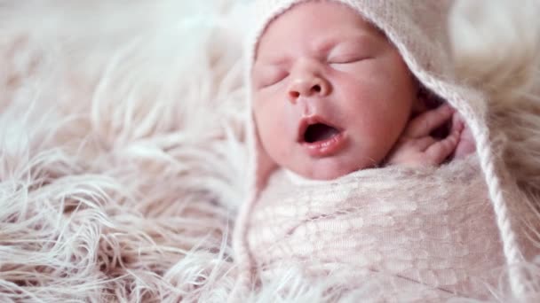 Bebé recién nacido en la cama — Vídeos de Stock