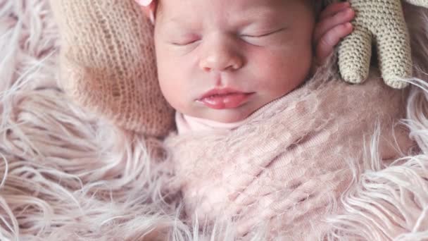 Baby kind meisje liggend op wol deken in bed — Stockvideo
