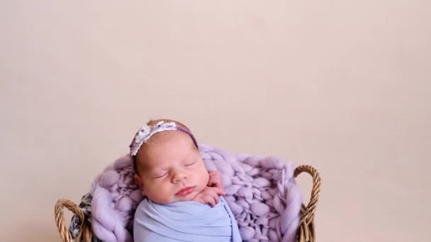 Enfant nouveau-né couché dans le panier de couchage — Video