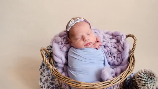 Новонароджена дитина лежить у сплячому кошику — стокове відео