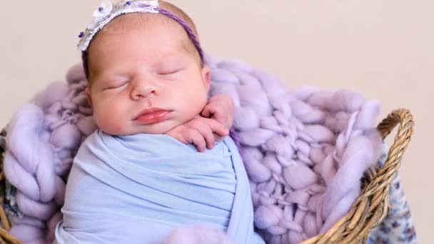 Novorozené dítě ležící ve spacím koši — Stock video
