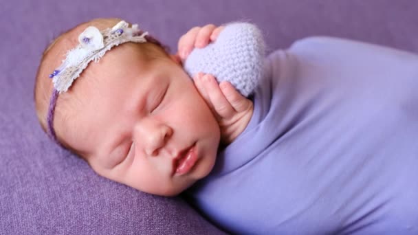 Śpiący noworodek na fioletowym kocu — Wideo stockowe