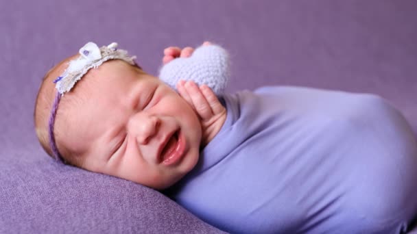 Menekşe battaniyede uyuyan yeni doğan bebek — Stok video
