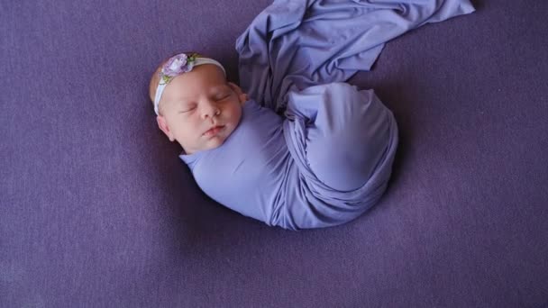Χαριτωμένο νεογέννητο μωρό στον ύπνο — Αρχείο Βίντεο