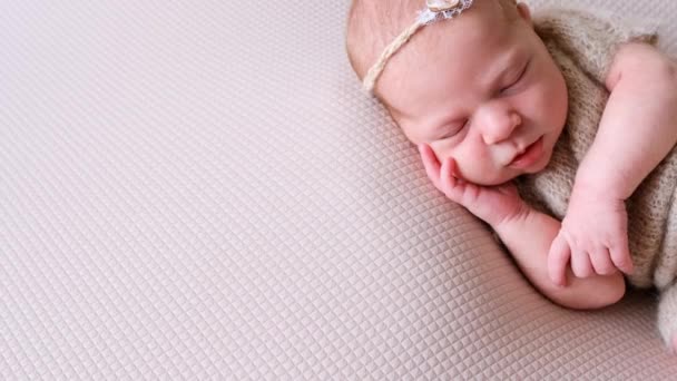 Baby peuter slapen op groot kussen op bed — Stockvideo