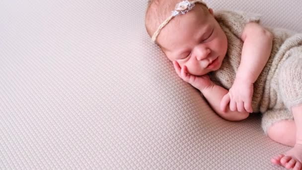 Schattig baby meisje liggend op bed met wol — Stockvideo