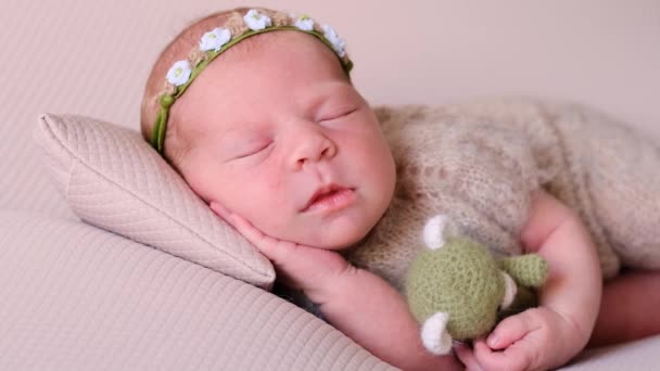 Χαριτωμένο νεογέννητο μωρό στον ύπνο — Αρχείο Βίντεο