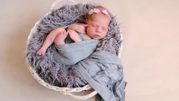 Дитина лежить у сплячому кошику — стокове відео