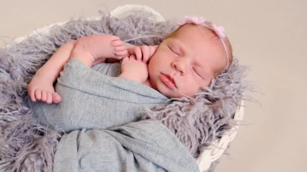 Schattige pasgeboren baby slapen — Stockvideo