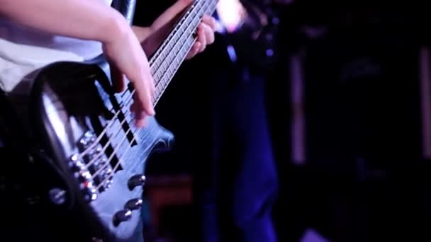 Бас-гитара — стоковое видео