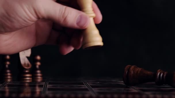 Tomando reinas negras lugar en el tablero de ajedrez — Vídeo de stock