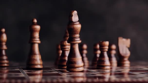 国际象棋棋子在桌上摇晃 — 图库视频影像