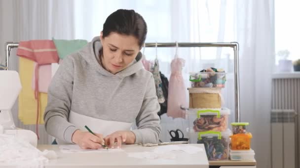 Sarto sta praticando il suo lavoro sul posto di lavoro — Video Stock