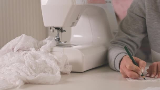 Proffesional seamstress making pettern — Stock Video