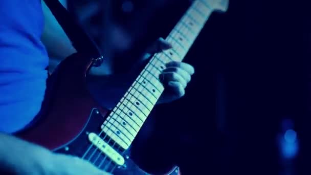Gitarrist spielt auf dem Gitarristen — Stockvideo
