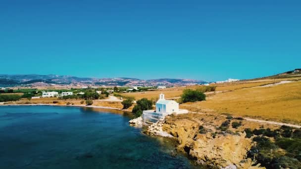 Landskap med tradisjonell gresk kirke – stockvideo