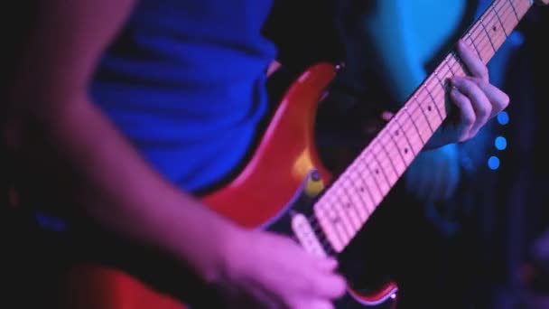 Guitarrista tocando uma guitarra — Vídeo de Stock