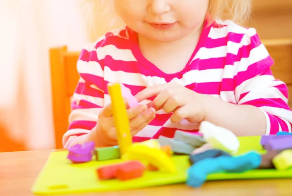 Bambina che gioca con la plastilina — Foto Stock