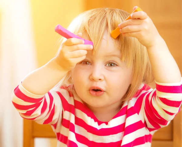 Niña jugando con plastilina — Foto de Stock