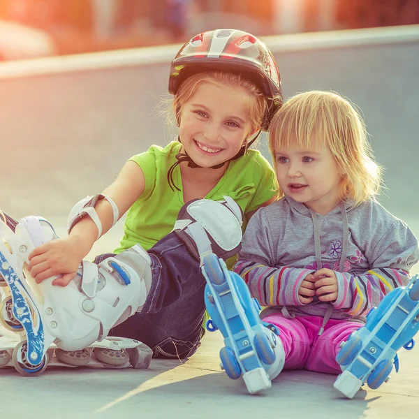 Two little sisters in a roller skates — Stock Photo, Image