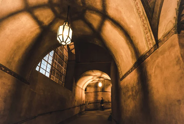 Licht von der Lampe und Schatten im geheimnisvollen Gang — Stockfoto