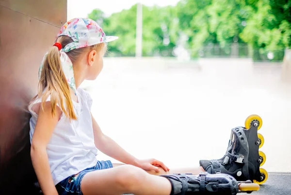 Meisje op rolschaatsen — Stockfoto