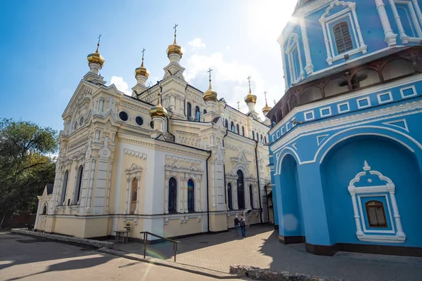 Покровський собор у центрі Харкова. — стокове фото