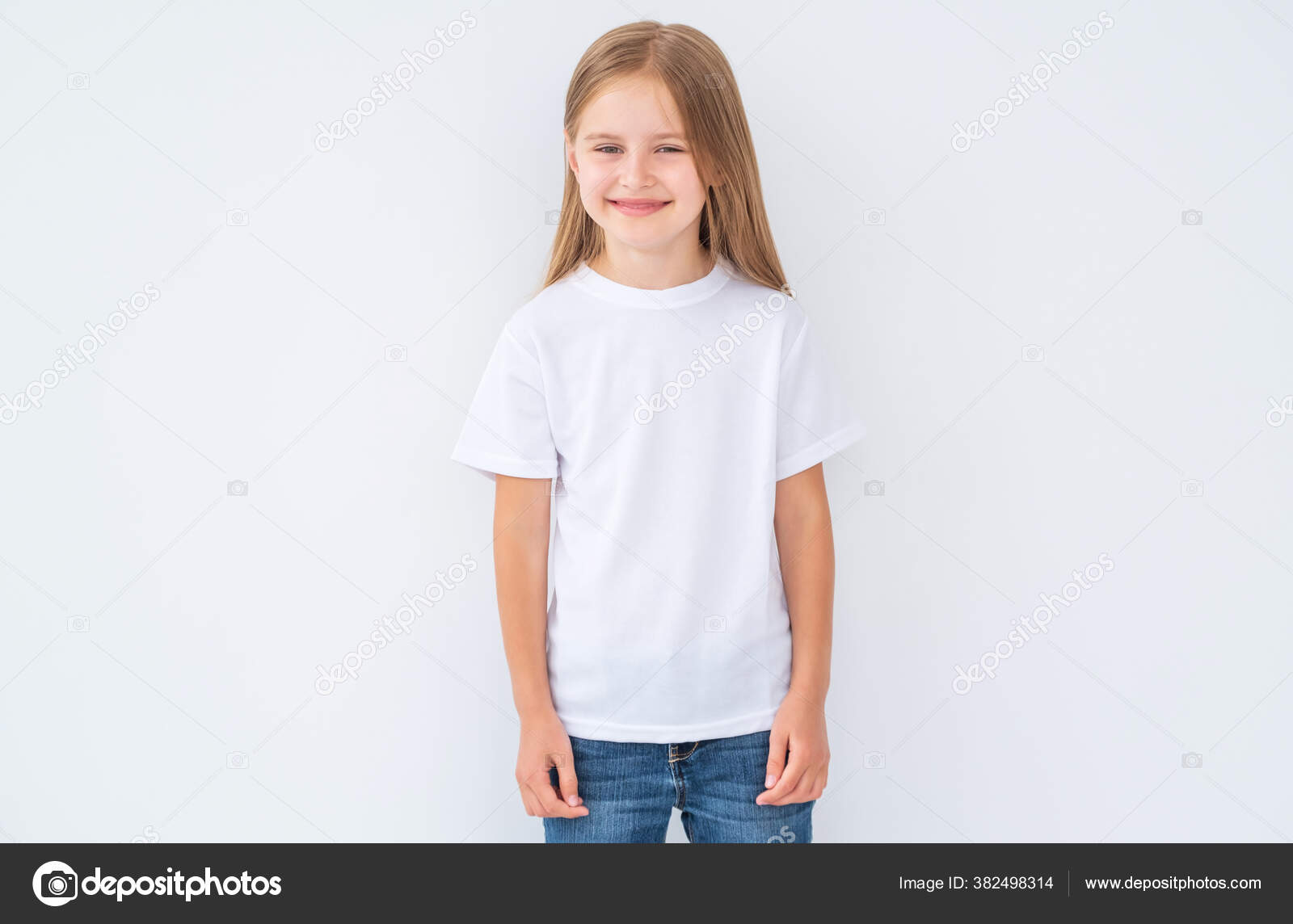 Diseño de camisetas y concepto de publicidad: un niño sonriente con una camiseta  blanca en blanco apuntándose a sí misma