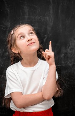 Fikri olan tatlı küçük kız.