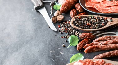 Baharatlı çeşitli sosisler.