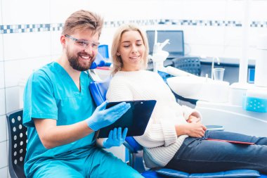 Hasta notları okuyan bir doktor.
