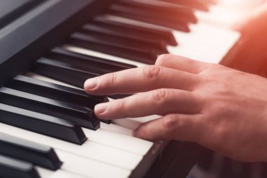 Piyano çalan adam