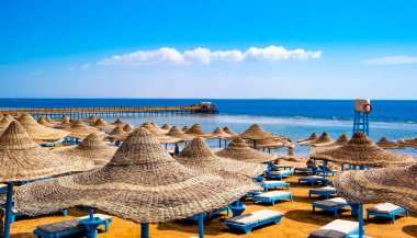 Sahilde şemsiyelerle