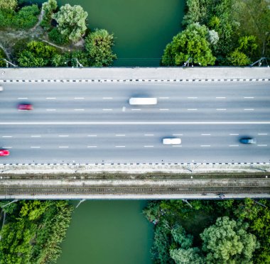 Nehrin üzerinde yolu olan köprü